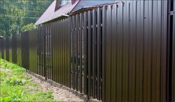 Забор металлический: простые конструкции, схемы, чертежи для дома и дачи