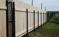 Забор из деревянного штакетника с бетонированием столбов