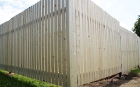 Забор из деревянного штакетника без покраски