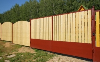 Забор из деревянного штакетника Сплошной с откатными воротами