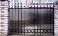 Забор с поликарбонатом на кованых секциях