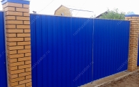  Забор из синего профнастила RAL 5002 на монолитном фундаменте с кирпичными столбами