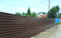 Горизонтальный забор из коричневого профнастила RAL 8017 Сплошной
