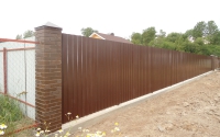 Забор из профнастила коричневого цвета RAL 8017, каркас окрашен краской Хаммерайт (Hammerite)