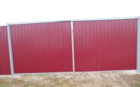 Забор из профнастила С8 красного цвета.