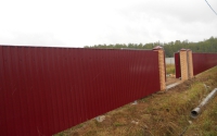 Забор из профнастила бордовый RAL 3005