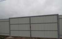 Забор из металлопрофиля серого цвета и распашные ворота