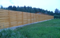 Деревянный забор Плетенка Горизонтальная на ленточном фундаменте