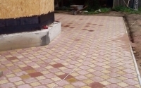 Укладка тротуарной плитки перед домом