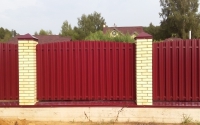 Забор из металлического штакетника коричневого цвета