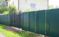 Секционный комбинированный забор из зеленого профнастила RAL 6005 и штакетника с бетонированием столбов