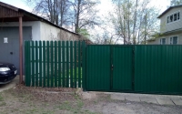 Комбинированный забор из профнастила и штакетника с откатными воротами и калиткой