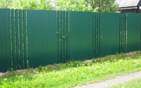 Комбинированный забор из зеленого профлиста RAL 6005 и евроштакетника на металлическом каркасе
