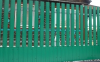 Комбинированный забор из зеленого профлиста RAL 6005 и евроштакетника на металлическом каркасе
