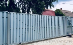 Откатные ворота из дерева Шахматка голубые с рядом расположенной калиткой.