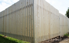 Забор из деревянного штакетника без покраски