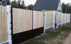 Забор из деревянного штакетника на монолитном фундаменте с распашными воротами
