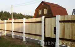 Забор из деревянного штакетника на монолитных столбах и ленточном фундаменте с калиткой