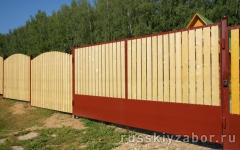 Забор из деревянного штакетника Сплошной с откатными воротами