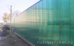 Забор из зеленого поликарбоната