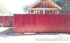 Забор из бордового профлиста с металлическими столбами