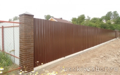 Забор из профнастила коричневого цвета RAL 8017, каркас окрашен краской Хаммерайт (Hammerite)