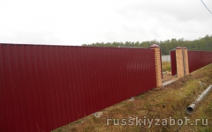Забор из профнастила бордовый RAL 3005