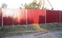 Забор из профнастила Grand Line цвета Красное вино. 