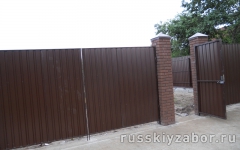 Забор из профнастила и гаражные ворота.