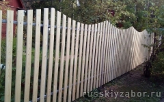 Забор из деревянного штакетника с волнистым верхом