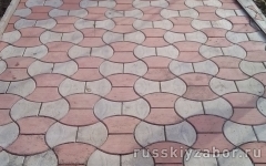 Укладка дорожки из фигурной тротуарной плитки серого и розового цвета с бордюрами