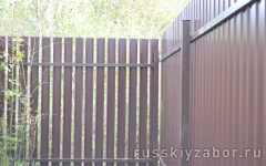  Комбинированный забор из коричневого профнастила RAL 8017 и металлического штакетника