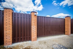 Откатные ворота из коричневого профнастила 2000х4000 мм с кирпичными столбами