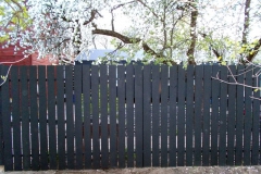 Забор из деревянного штакетника окрашенный