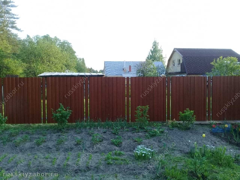 Забор из металлического штакетника: виды, фото, устройство, профлист, профнастил, комбинированный забор