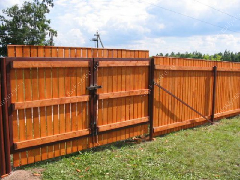 Сколько стоит метр деревянного забора. Деревянный забор. Деревянные заборы и ограждения. Деревянный забор для дачи. Деревянный забор на металлических Столбах.