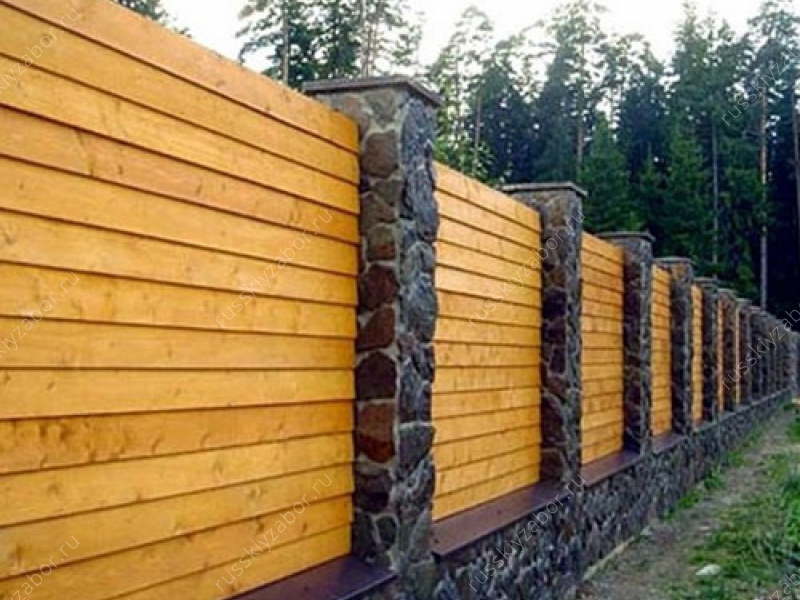 Забор из необрезной доски – строим дешево своими руками